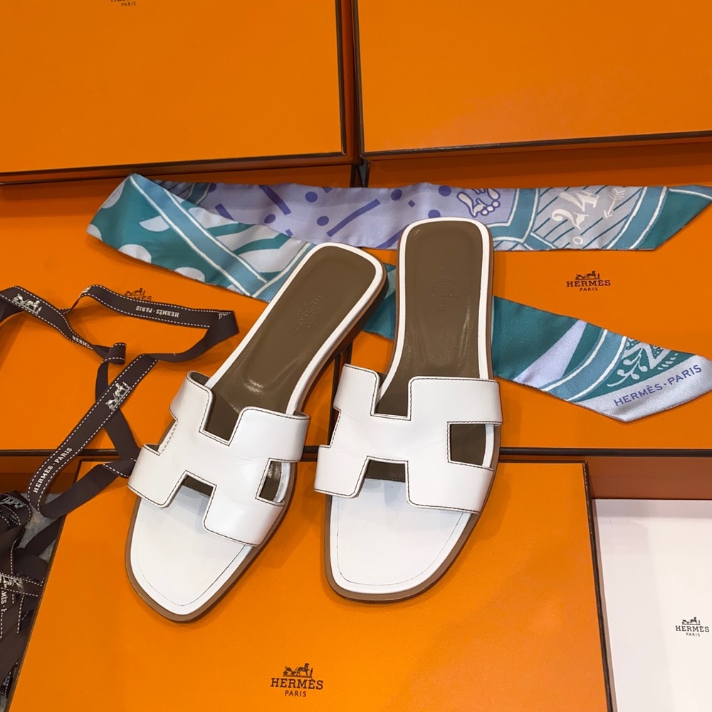 WHITE HERMÈS ORAN SANDALS - Picture 5 of 16